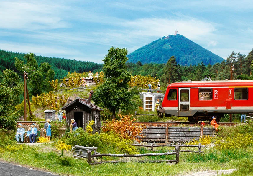 Alte Eisenbahntrasse mit Weinberg und See – Workshop-Diorama