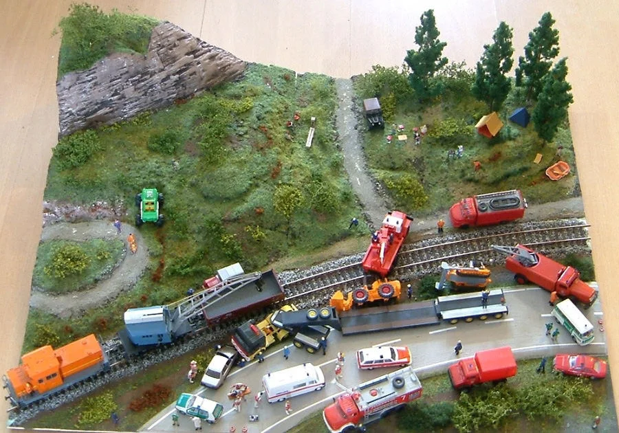 Hügelige Landschaft mit kurviger Strecke – Workshop-Diorama
