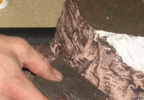 Hügelige Landschaft mit kurviger Strecke – Modellbahn-Diorama, Ansicht 12