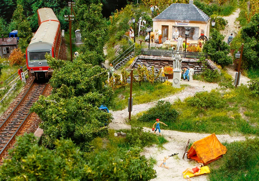 Alte Eisenbahntrasse mit Weinberg und See – Modellbahn-Diorama, Ansicht 12