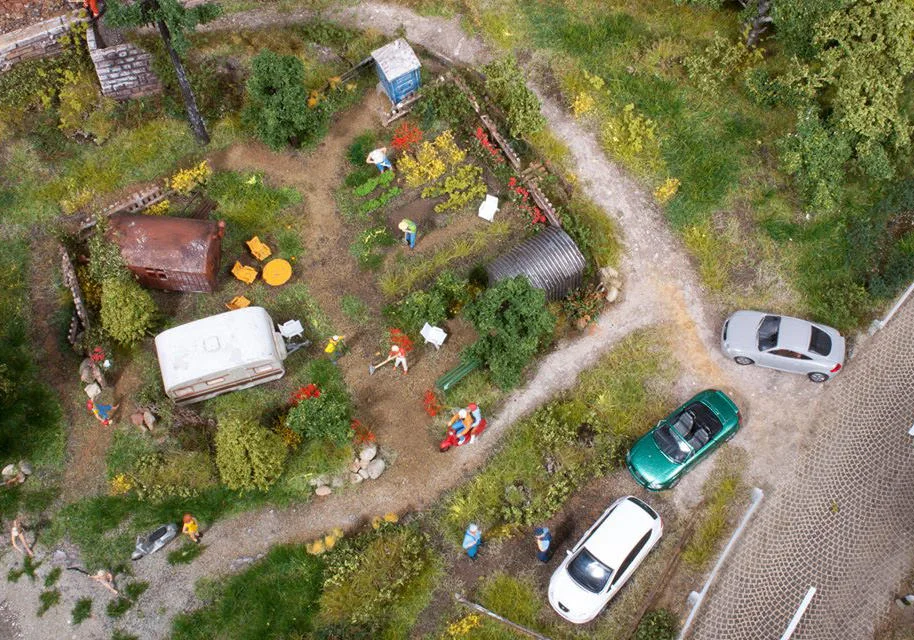 Bahndamm mit Brücke – Modellbahn-Diorama, Ansicht 2
