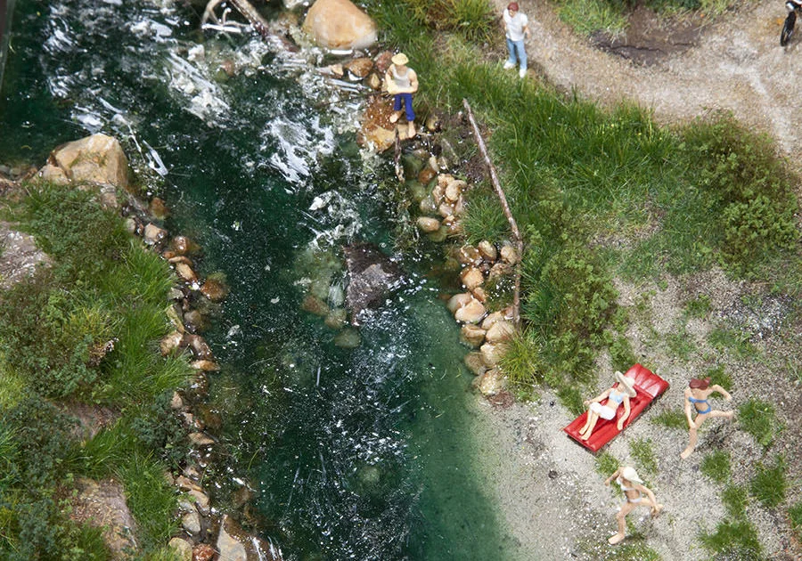 Bahnstrecke überquert Bachlauf – Modellbahn-Diorama, Ansicht 2