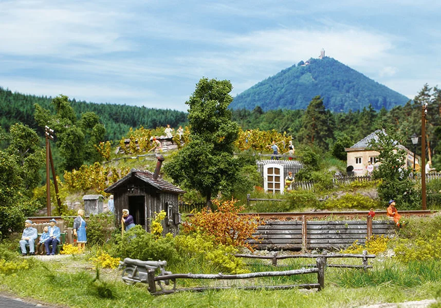 Alte Eisenbahntrasse mit Weinberg und See – Modellbahn-Diorama, Ansicht 2