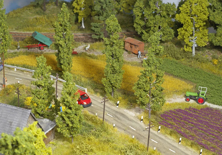 Bauernhaus in wildromantischer Umgebung – Modellbahn-Diorama, Ansicht 2