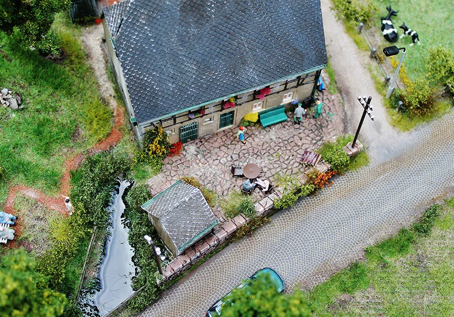 Bauernhaus in wildromantischer Umgebung – Modellbahn-Diorama, Ansicht 18