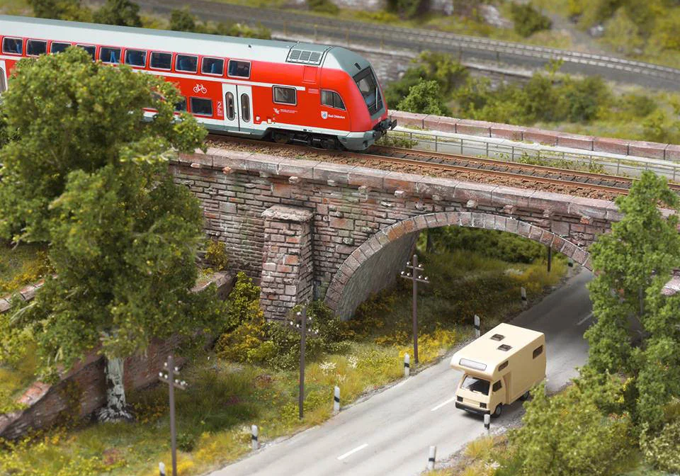 Bahndamm mit Brücke – Modellbahn-Diorama, Ansicht 4