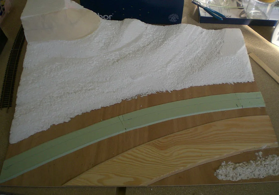 Hügelige Landschaft mit kurviger Strecke – Modellbahn-Diorama, Ansicht 5