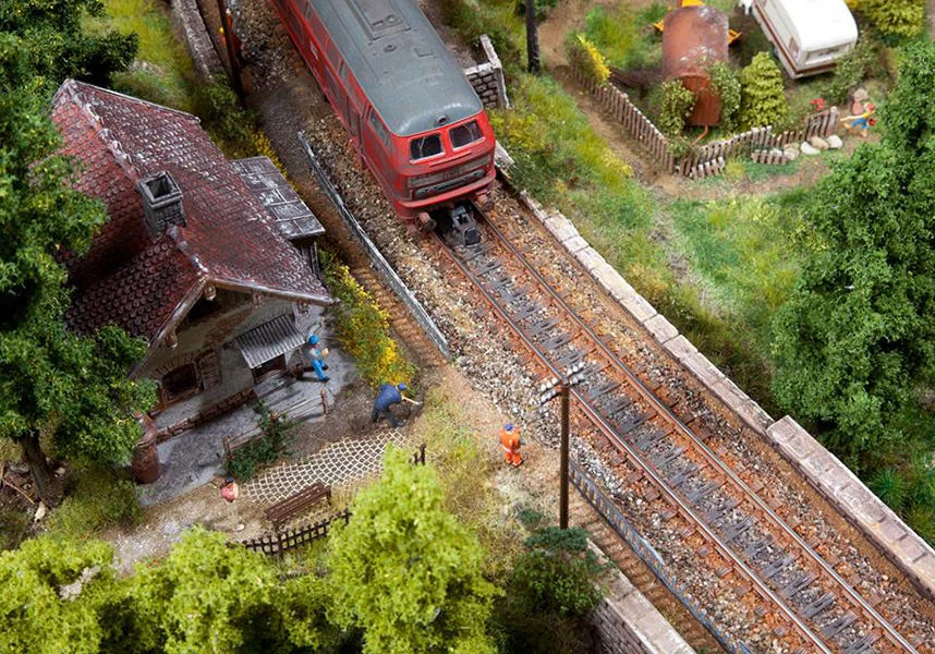 Bahndamm mit Brücke – Modellbahn-Diorama, Ansicht 5