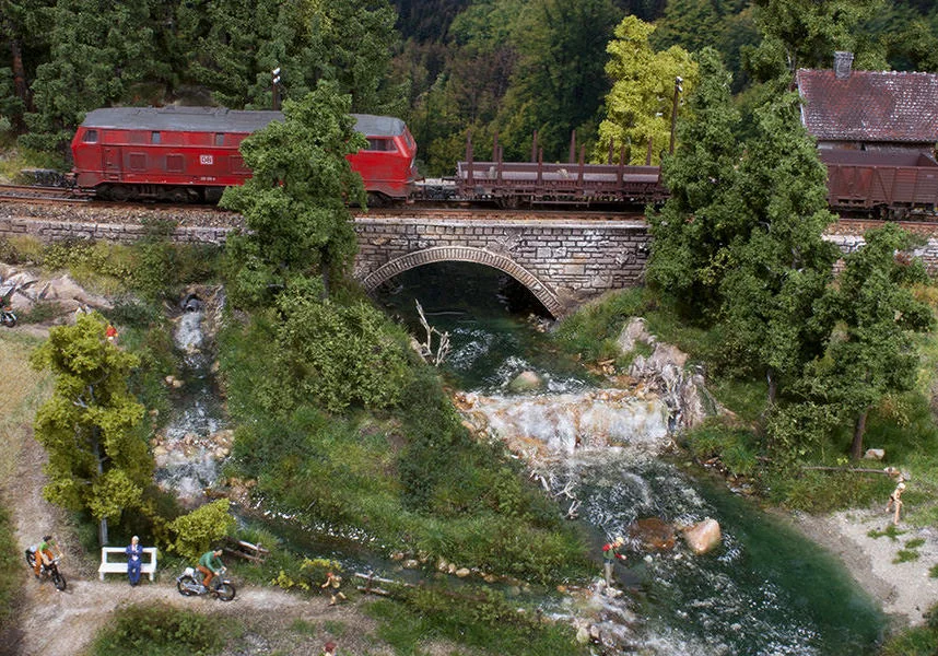 Bahnstrecke überquert Bachlauf – Modellbahn-Diorama, Ansicht 5