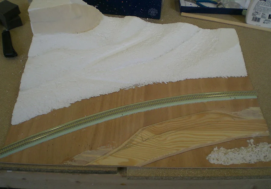 Hügelige Landschaft mit kurviger Strecke – Modellbahn-Diorama, Ansicht 6