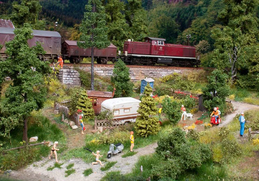 Bahndamm mit Brücke – Modellbahn-Diorama, Ansicht 7
