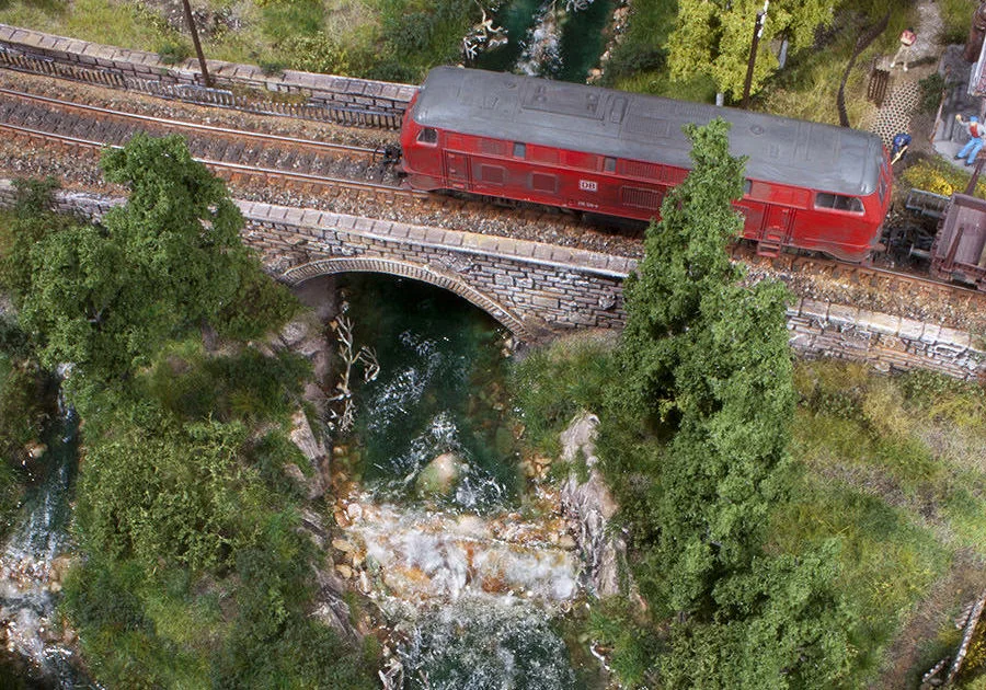 Bahnstrecke überquert Bachlauf – Modellbahn-Diorama, Ansicht 7