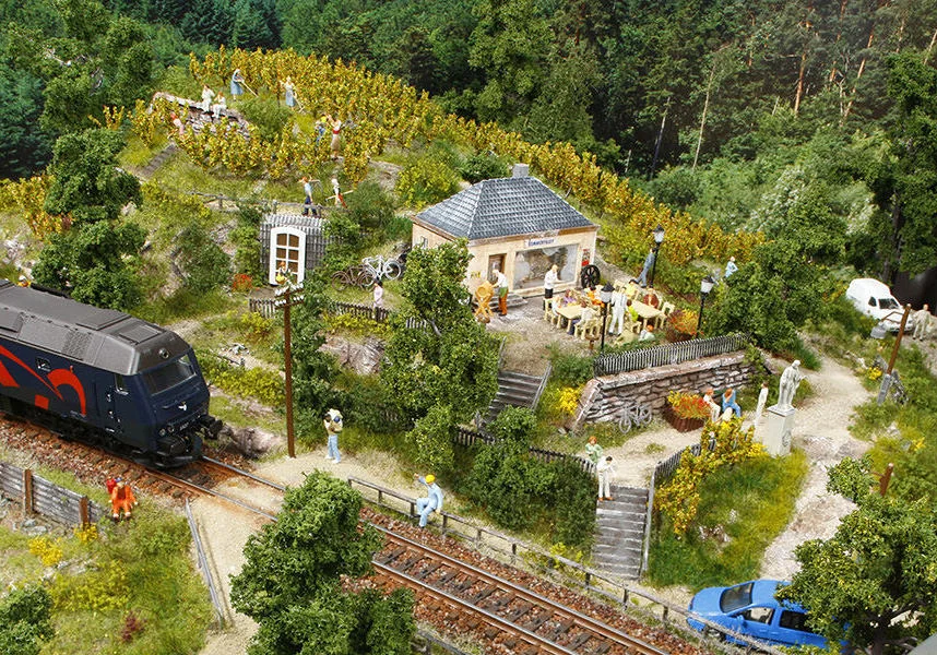 Alte Eisenbahntrasse mit Weinberg und See – Modellbahn-Diorama, Ansicht 7