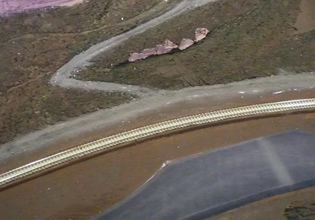 Hügelige Landschaft mit kurviger Strecke – Modellbahn-Diorama, Ansicht 8