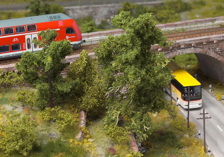 Bahndamm mit Brücke – Modellbahn-Diorama, Ansicht 8