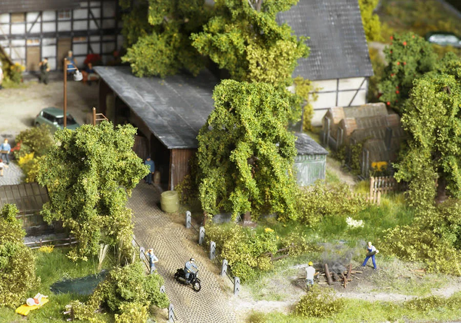 Bauernhaus in wildromantischer Umgebung – Modellbahn-Diorama, Ansicht 6