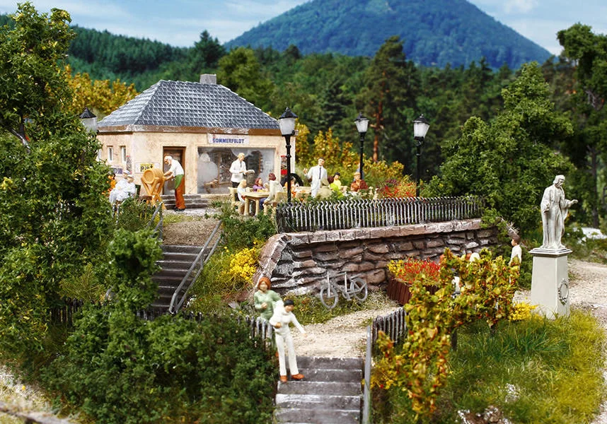 Alte Eisenbahntrasse mit Weinberg und See – Modellbahn-Diorama, Ansicht 9