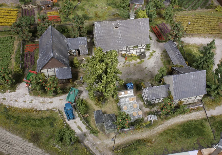 Bauernhaus in wildromantischer Umgebung – Modellbahn-Diorama, Ansicht 7